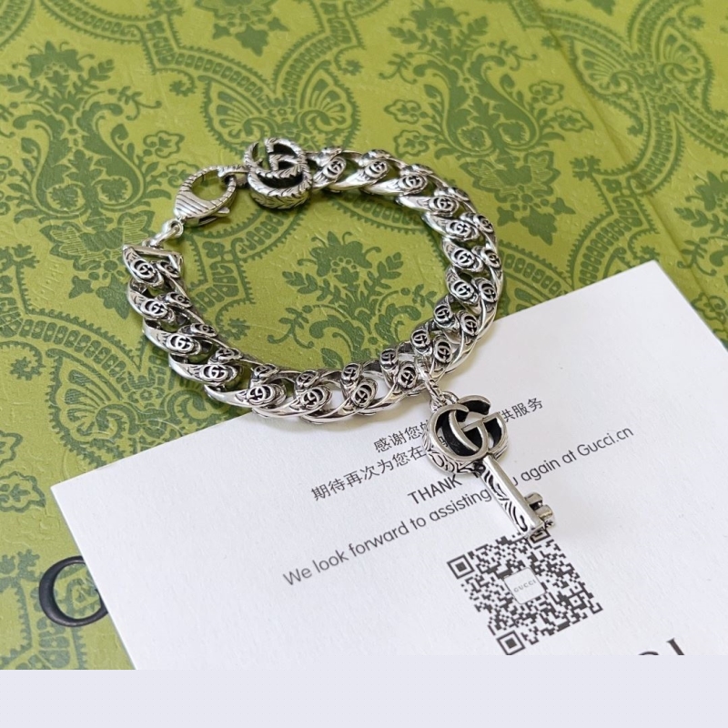 G*u*i bracelets